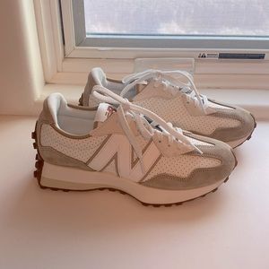 New Balance 327’s Unisex